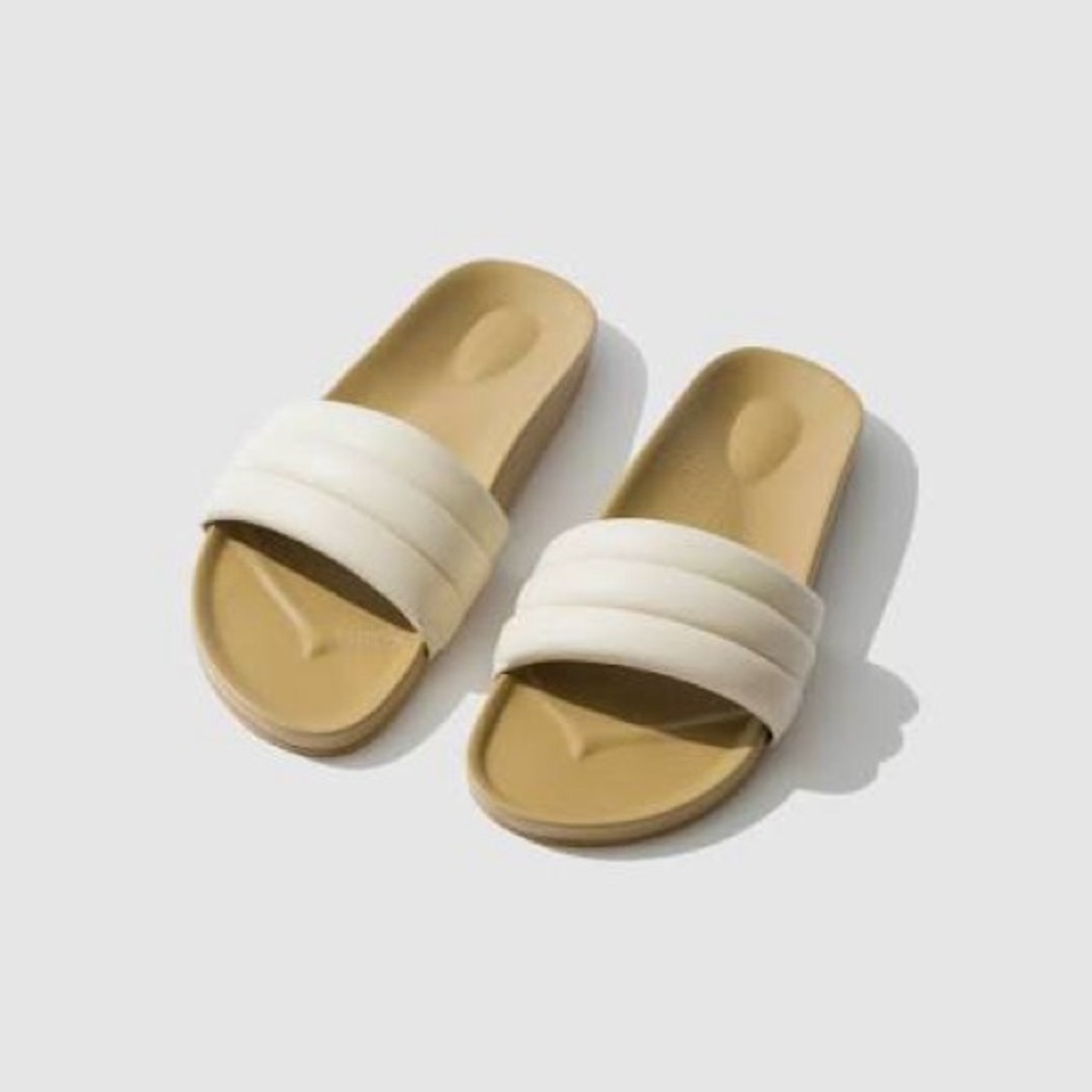 Beatrice Valenzuela Classica Sandalia. Size 7. Shell.